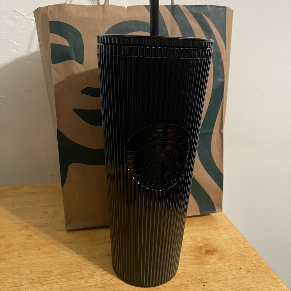 Starbucks 2024 Black Pleated Metallic
Core Tumbler 24oz Venti Cold Cup